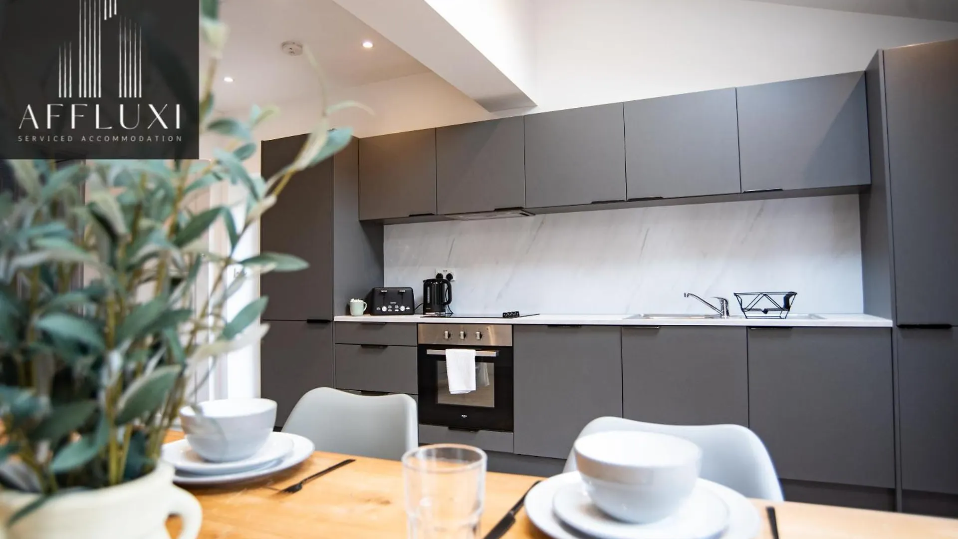 Spacious Nottingham Home With Garden Sleeps 9