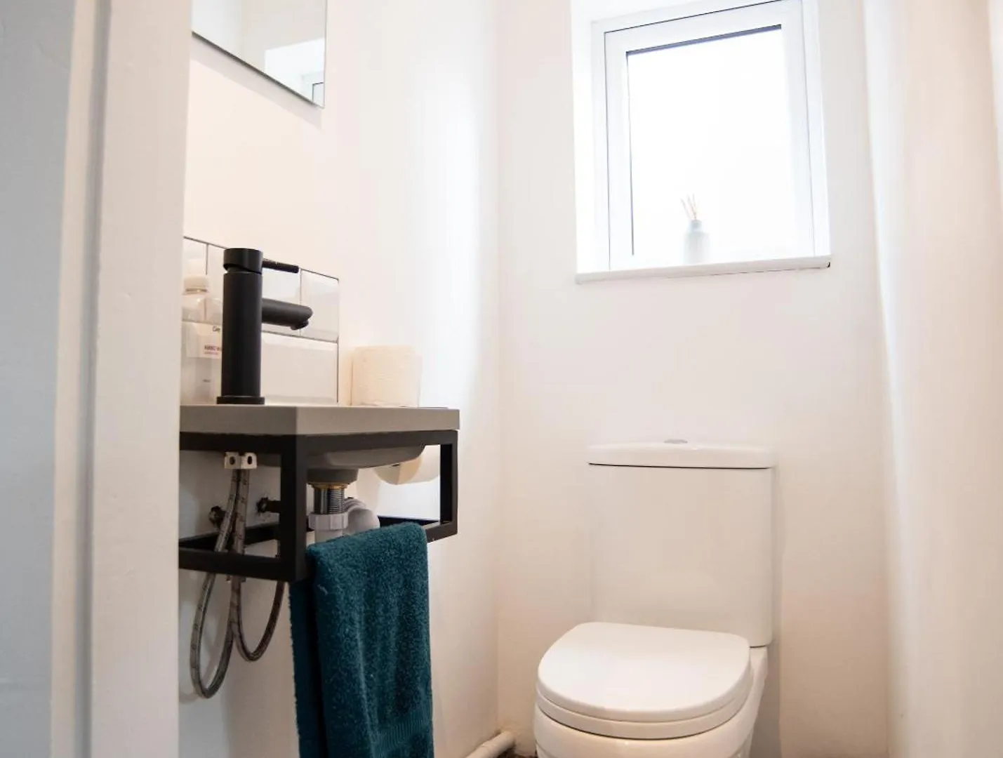 Spacious Nottingham Home With Garden Sleeps 9 0*,  United Kingdom