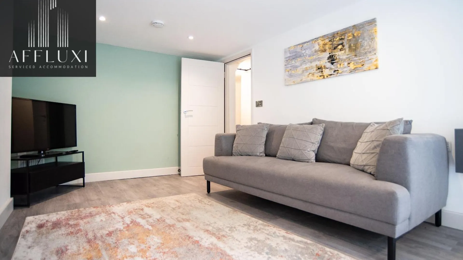 Spacious Nottingham Home With Garden Sleeps 9 0*,  United Kingdom